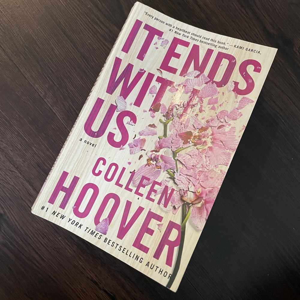 IT ENDS WITH US BY COLLEEN HOOVER, PAPERBACK BOOK, LIGHTLY USED